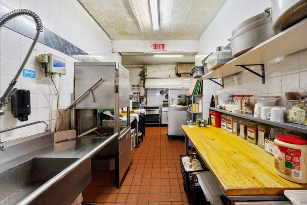 4641 Sainte-Catherine004